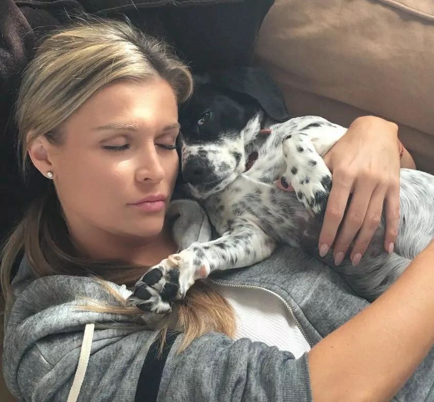 Joanna Krupa przytula psa