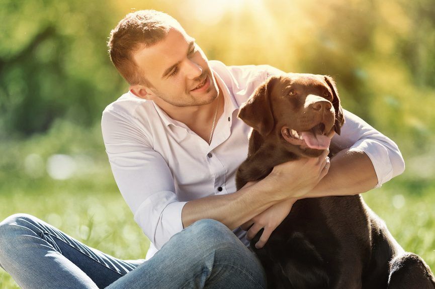 Mężczyzna z labradorem retrieverem