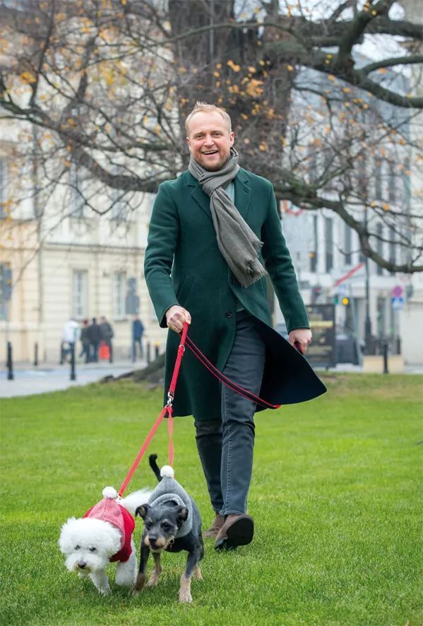 Piotr Adamczyk z psami